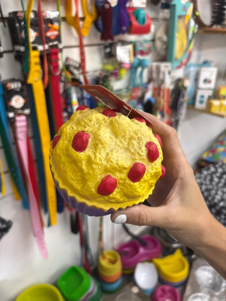 Pelota de peluche amarilla